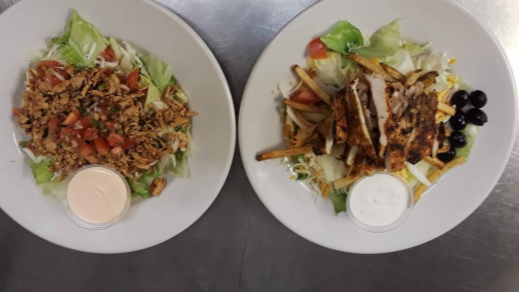 Shakers Backyard Bar & Grill | restaurant | 8942 Youngstown - Pittsburgh Rd, Poland, OH 44514, USA | 3307572476 OR +1 330-757-2476