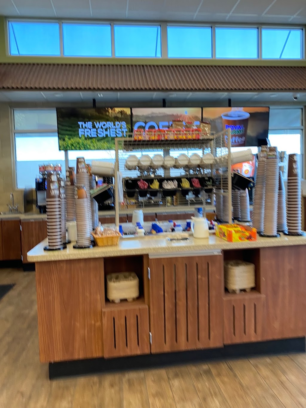 Royal Farms | meal takeaway | 25451 Lizzio Center Dr, Chantilly, VA 20152, USA | 7032601989 OR +1 703-260-1989