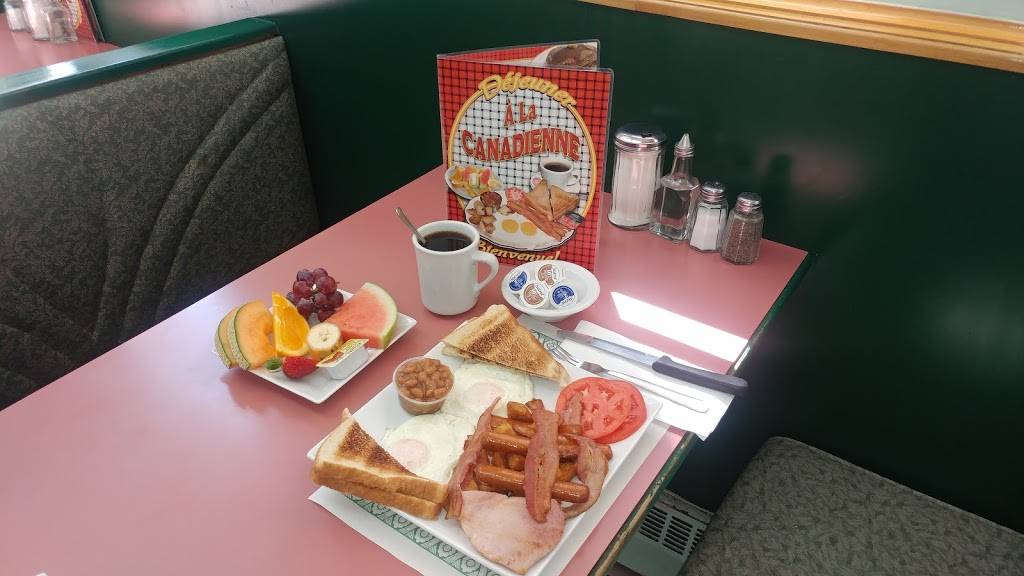 Hot dog à la canadienne | restaurant | 4353 Rue Bélanger, Montréal, QC H1T 1B1, Canada | 5147297111 OR +1 514-729-7111