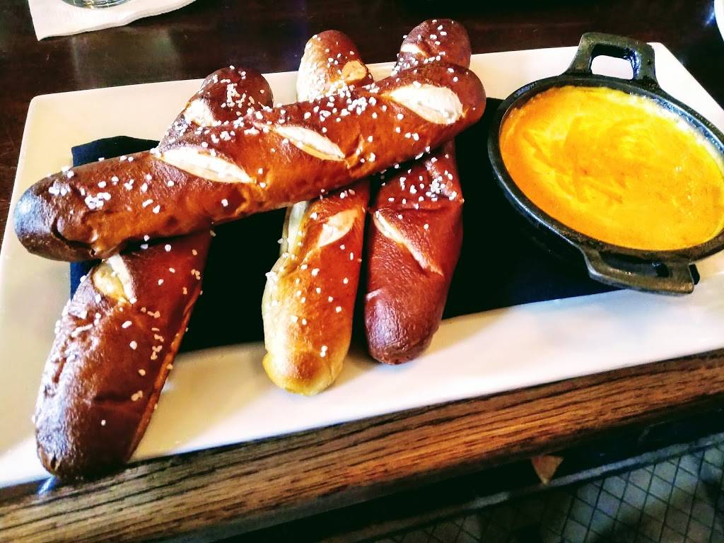 McGonigals Pub | The Loft | restaurant | 105 S Cook St, Barrington, IL 60010, USA | 8472777400 OR +1 847-277-7400