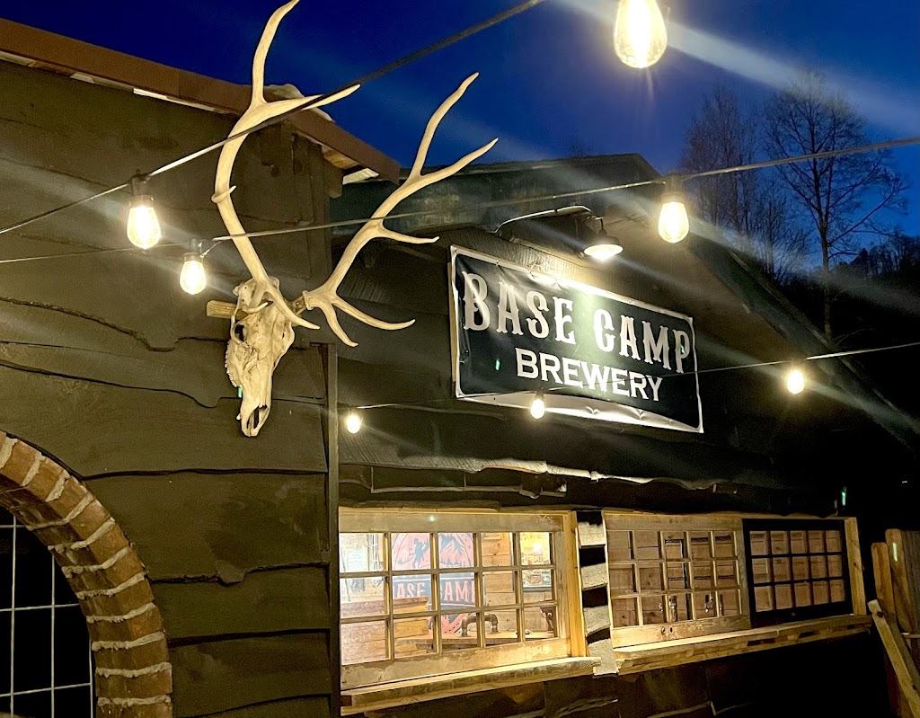 Base Camp Adventure Hub | restaurant | 2130 Brevard Rd, Hendersonville, NC 28791, USA | 8286926560 OR +1 828-692-6560