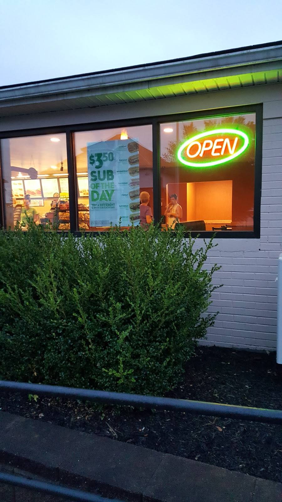 Subway Restaurants | restaurant | 39 Vine St, Peebles, OH 45660, USA | 9377984141 OR +1 937-798-4141