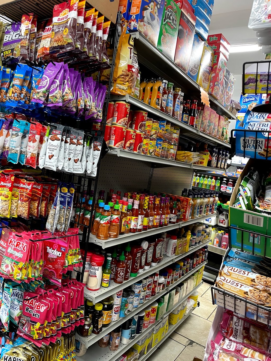 La familia mini market | meal takeaway | 2117 N 63rd St, Philadelphia, PA 19151, USA | 2158771568 OR +1 215-877-1568