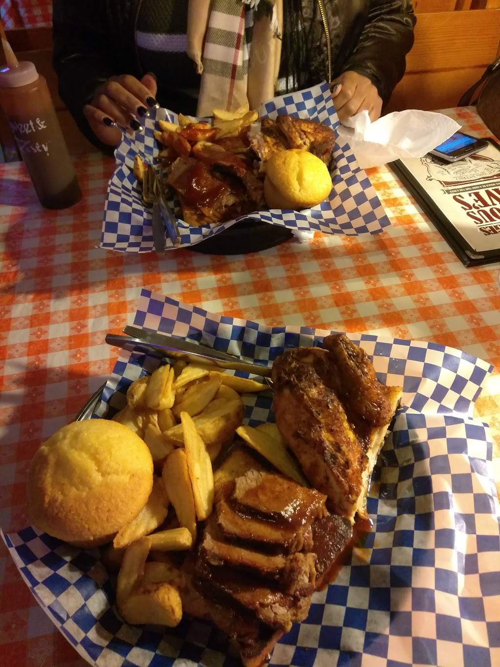 Famous Daves Bar-B-Que | restaurant | 5077 S 27th St, Greenfield, WI 53221, USA | 4147271940 OR +1 414-727-1940
