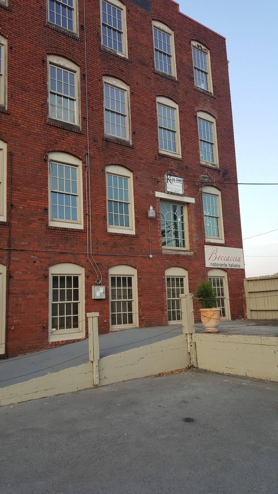 Boccaccia Restaurant | restaurant | 3077 Broad St, Chattanooga, TN 37408, USA | 4232662930 OR +1 423-266-2930