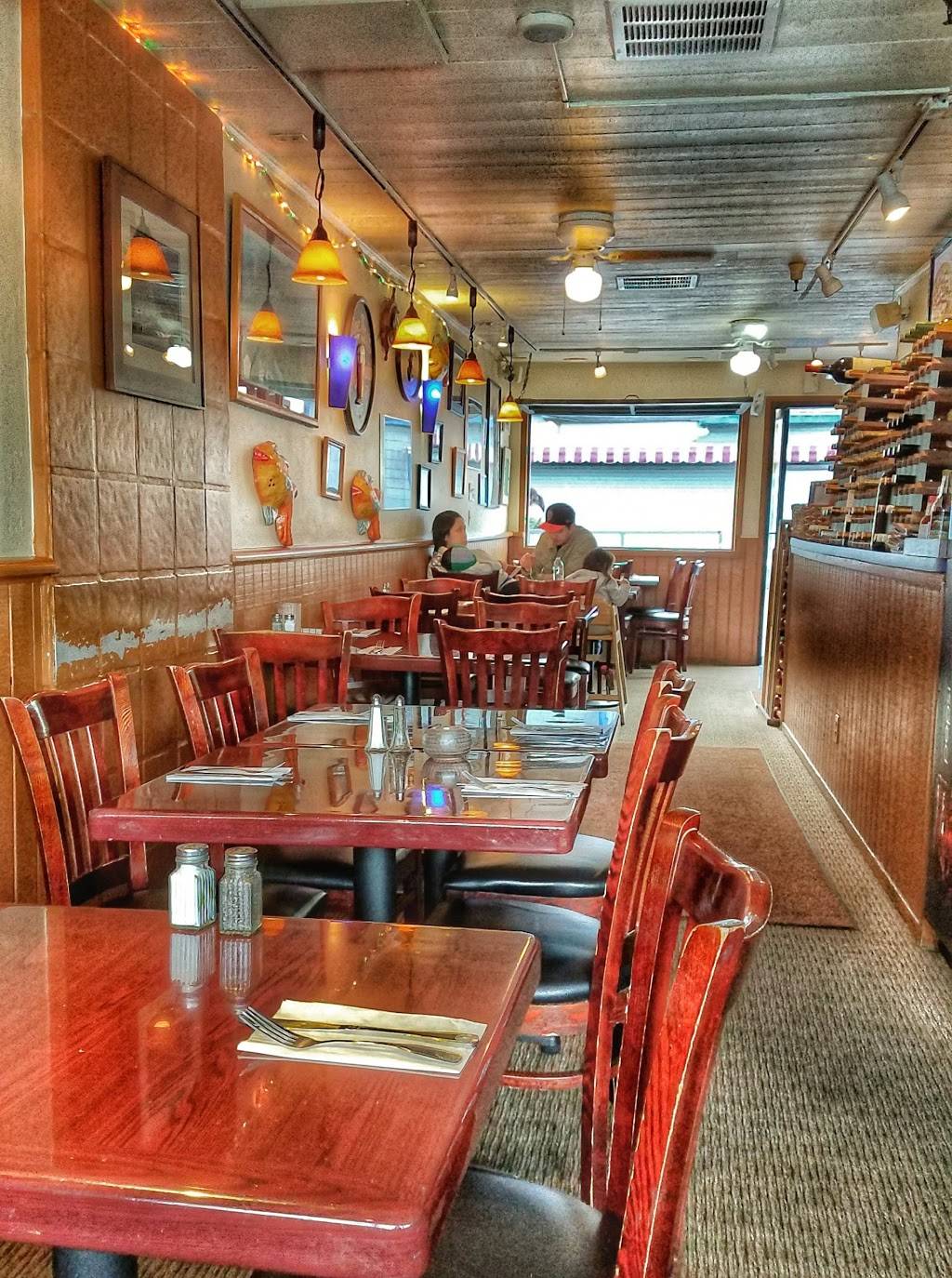 Crab Louies Bistro | restaurant | 46 Wharf 1 # 1, Monterey, CA 93940, USA | 8316551173 OR +1 831-655-1173