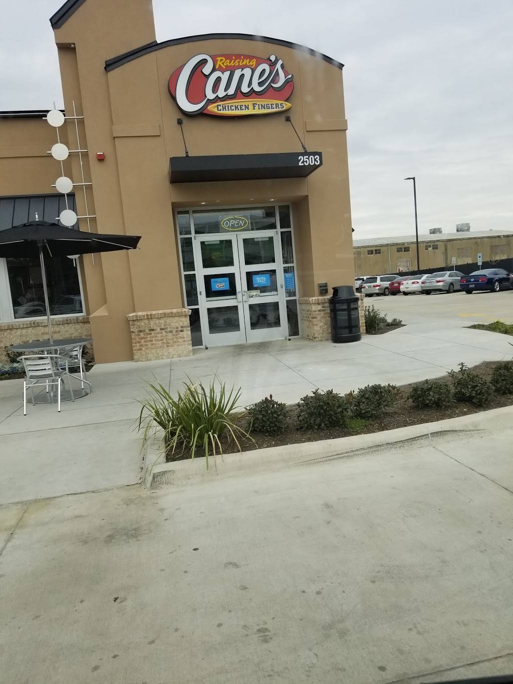 Raising Canes Chicken Fingers | meal takeaway | 2503 W Mockingbird Ln, Dallas, TX 75235, USA | 2143536993 OR +1 214-353-6993