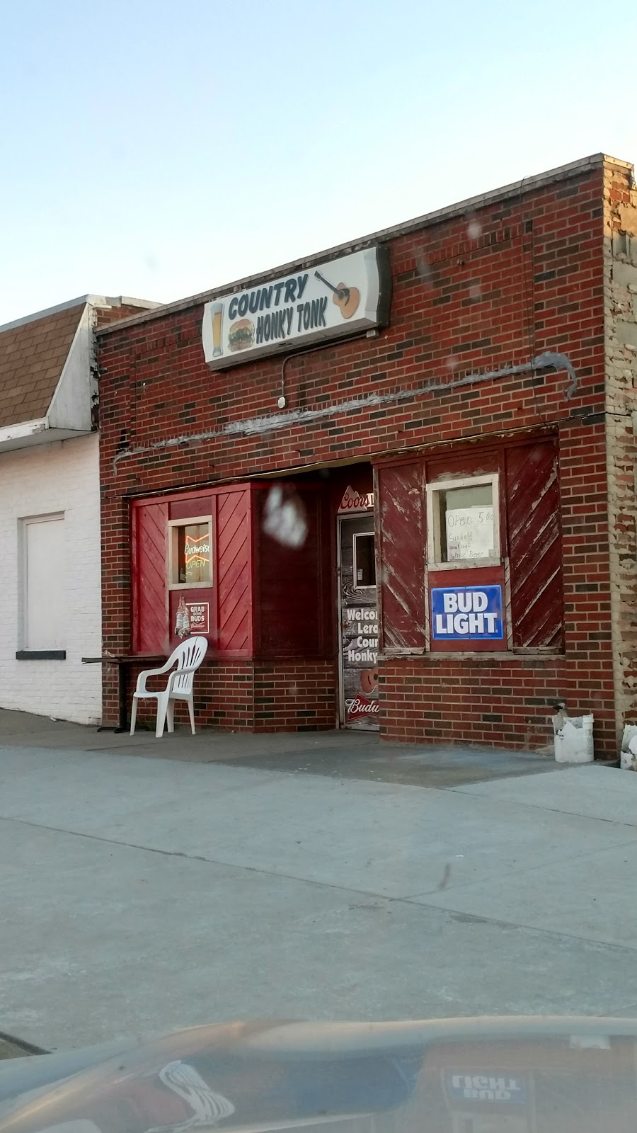 Country Honky Tonk | restaurant | 418 Broadway St, Concordia, KS 66901, USA | 7852439840 OR +1 785-243-9840