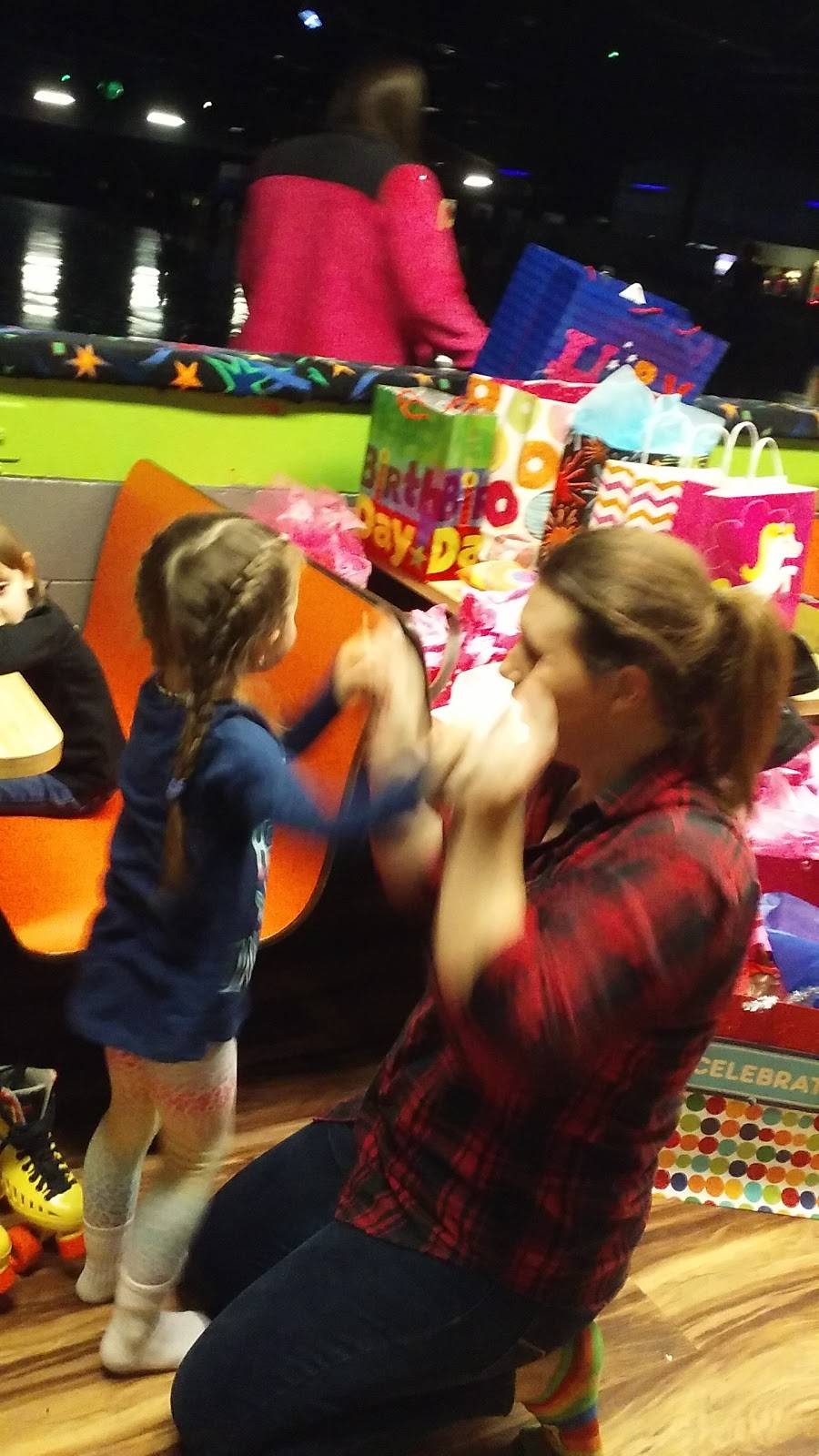 Cleveland Skate Place | meal takeaway | 2100 Candies Ln NW, Cleveland, TN 37312, USA | 4234721010 OR +1 423-472-1010