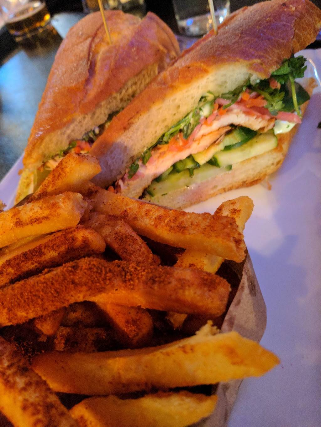 10 East Kitchen & Tap House | restaurant | 10 E Main St, Turlock, CA 95380, USA | 2096691010 OR +1 209-669-1010