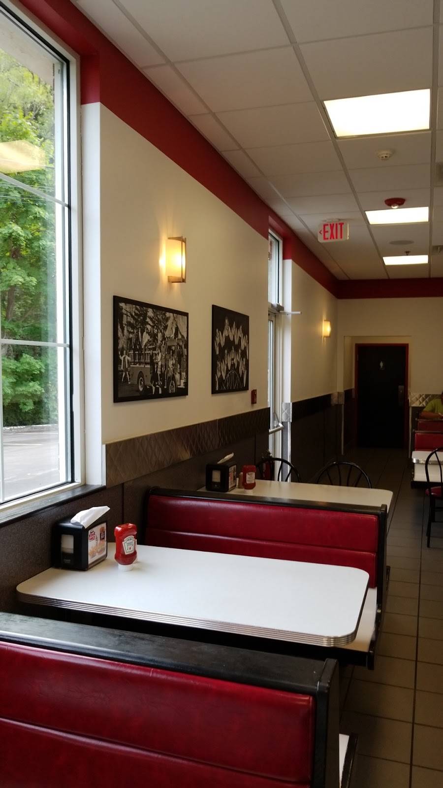 Tom Wahls Brighton | restaurant | 2545 Monroe Ave, Rochester, NY 14618, USA | 5854419620 OR +1 585-441-9620