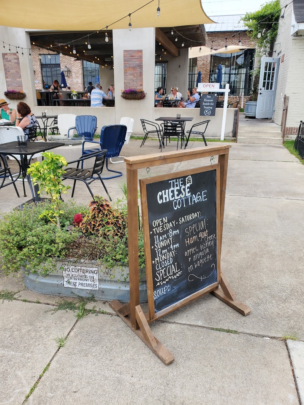 The Cheese Cottage | restaurant | 650 St Louis St, Mobile, AL 36602, USA | 2512322645 OR +1 251-232-2645