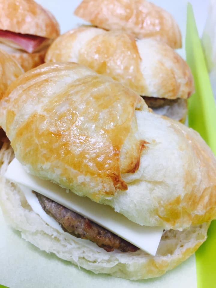 Lickin Good Donuts | restaurant | 6675 Pine Forest Rd, Bellview, FL 32526, USA | 8502874446 OR +1 850-287-4446