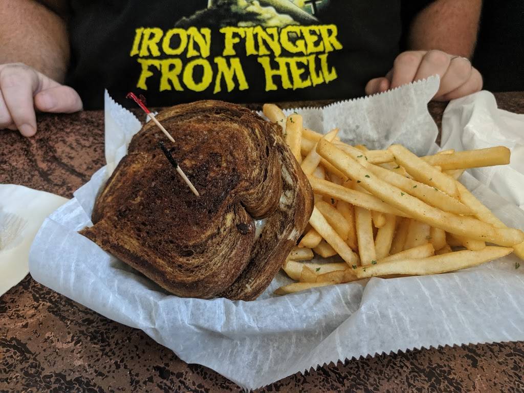 Coonans Irish Hub | restaurant | 1004 N Johnson St, Bay City, MI 48708, USA | 9894021177 OR +1 989-402-1177