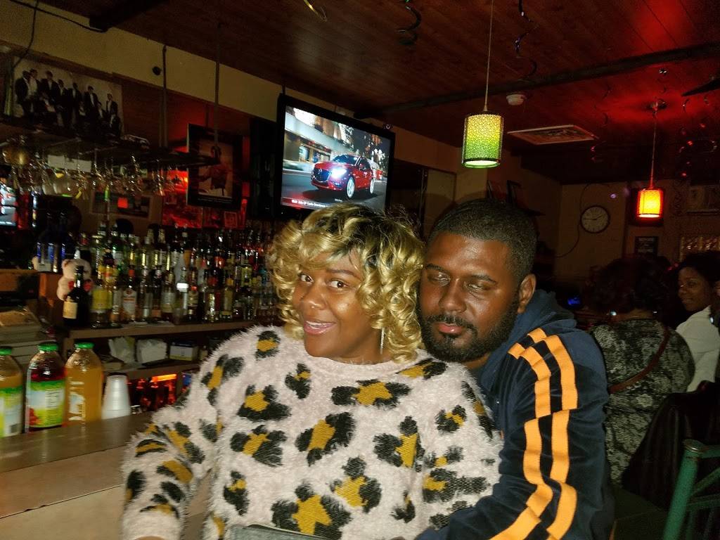 Walts Devils Isle | restaurant | 2100 W Hunting Park Ave, Philadelphia, PA 19140, USA | 2152263199 OR +1 215-226-3199