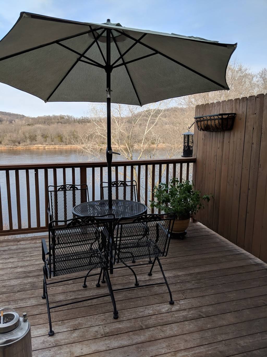 Ques Bar & River Deck | restaurant | 612 Water St, Prairie Du Sac, WI 53578, USA | 6083706033 OR +1 608-370-6033