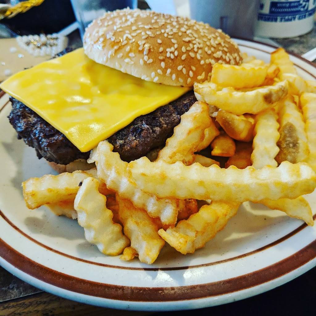 Red Apple Family Restaurant | restaurant | 2511 Locust St, Sterling, IL 61081, USA | 8156255160 OR +1 815-625-5160