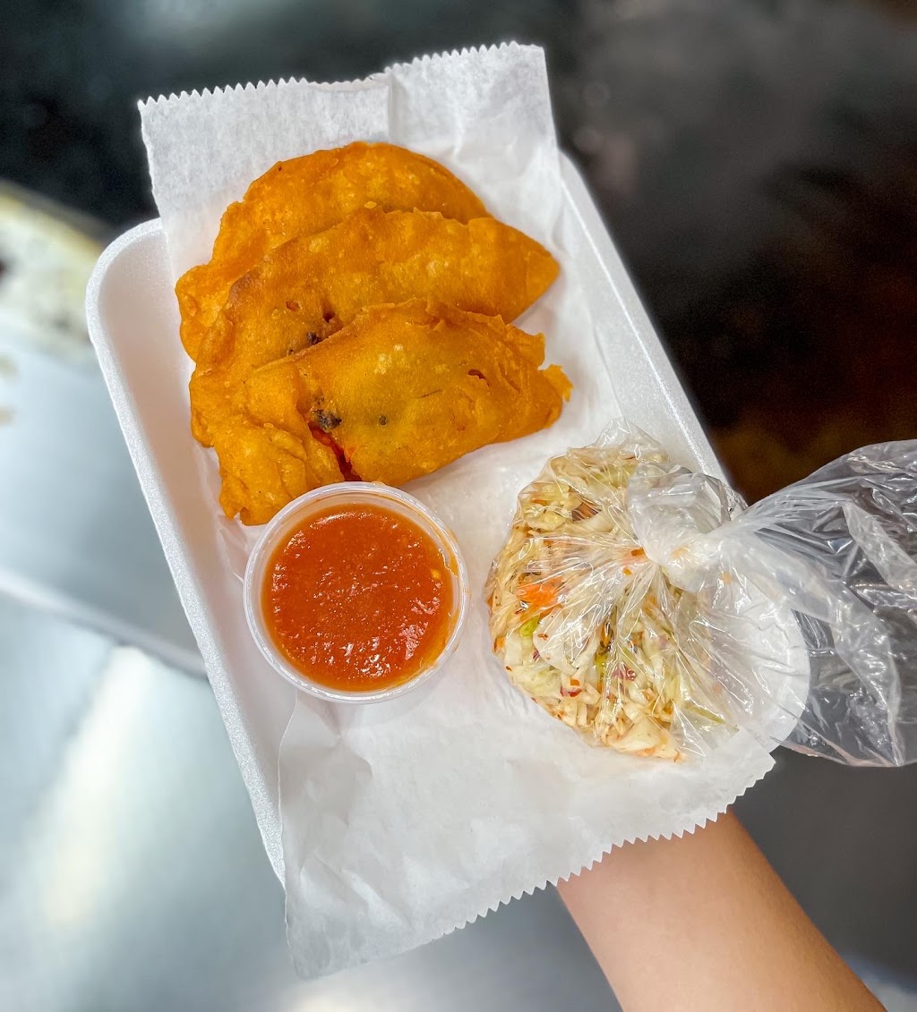 Adelita Pupuseria y Mas (Food Truck) | restaurant | 6715 Gulf Fwy, Houston, TX 77087, USA | 7139725354 OR +1 713-972-5354