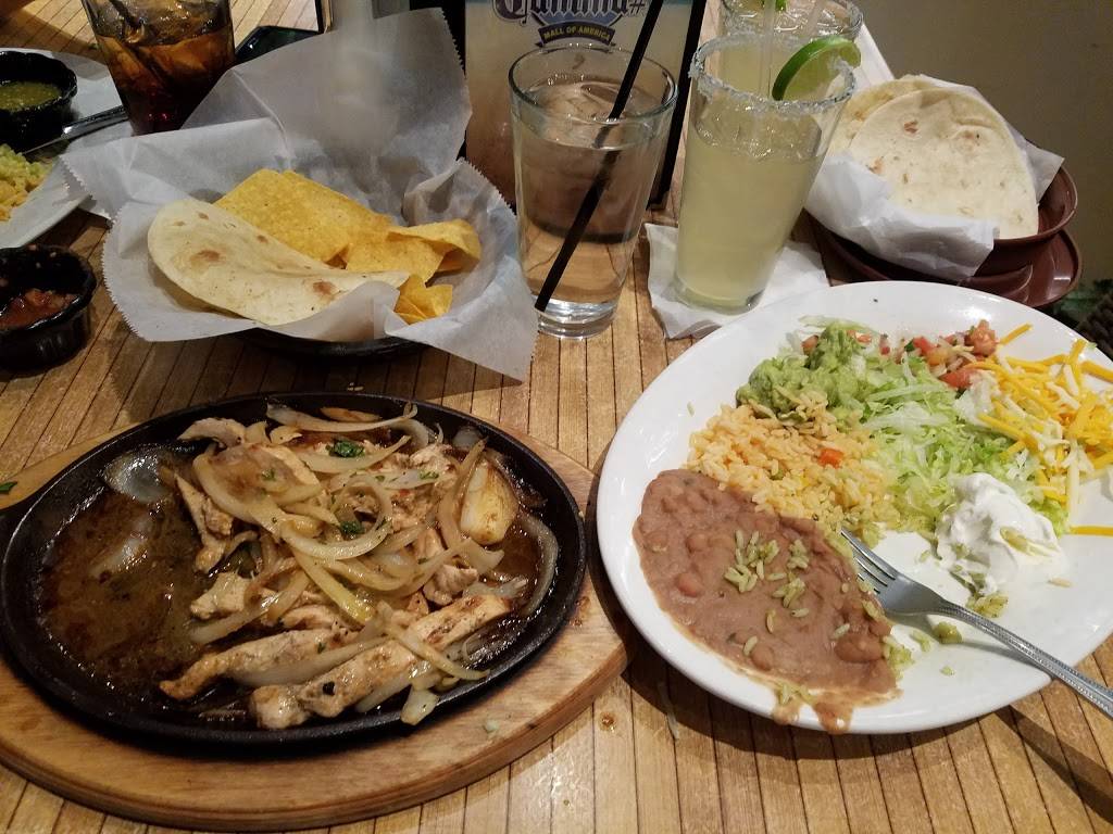 The New Cantina | restaurant | 406 E Broadway, Bloomington, MN 55425, USA | 9528541265 OR +1 952-854-1265