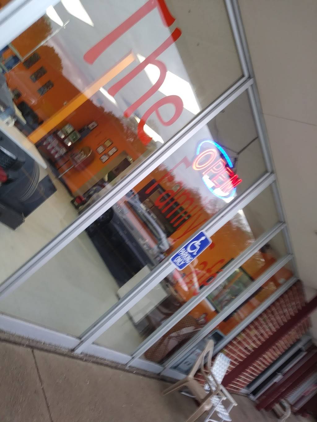 The Family Cafe | restaurant | 3900 E 14th St, Des Moines, IA 50313, USA | 5152142995 OR +1 515-214-2995