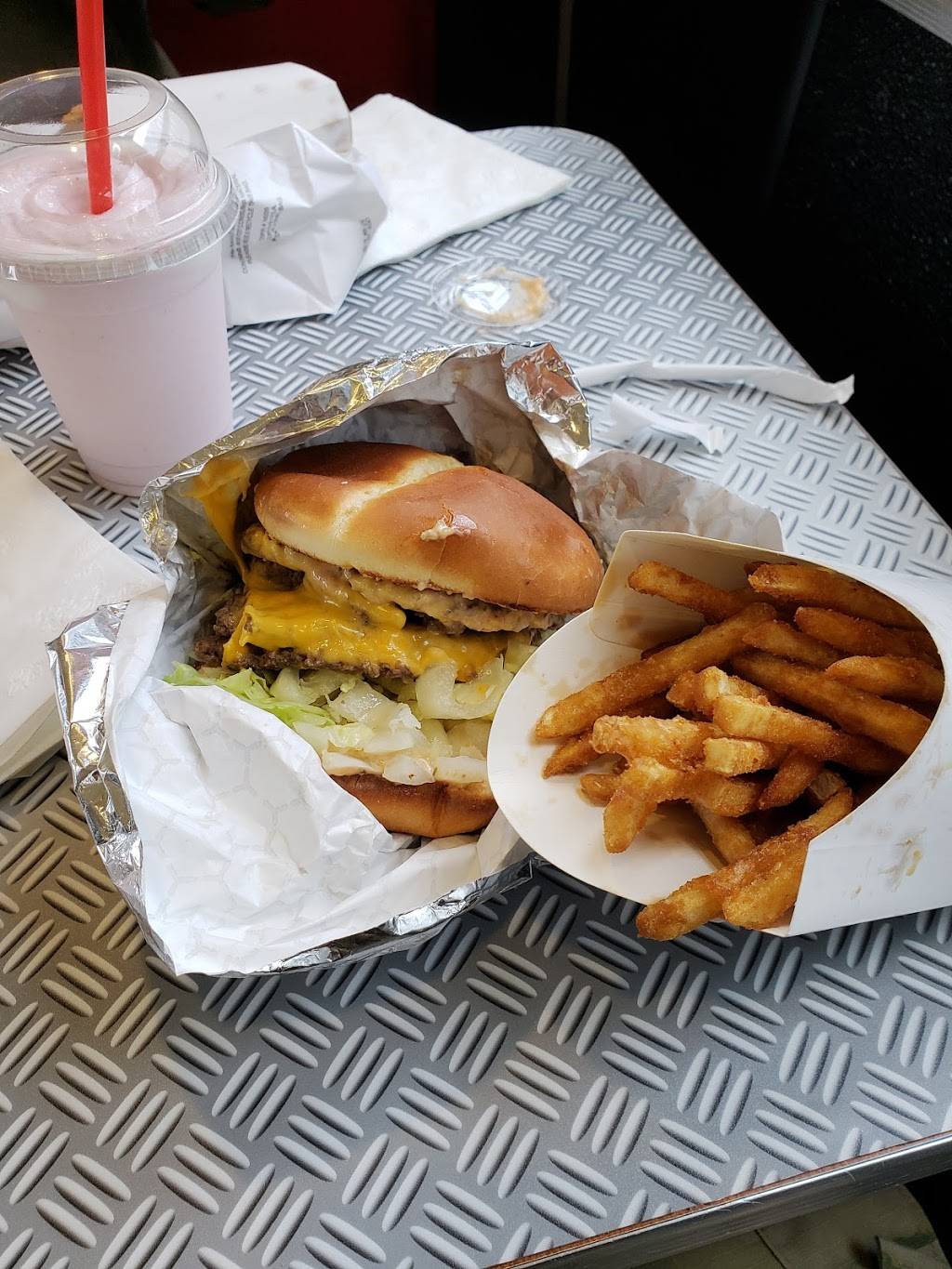 Luckys Drive-In | restaurant | 13502 Pacific Ave S, Parkland, WA 98444, USA | 2535366677 OR +1 253-536-6677