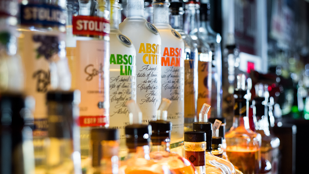 Madonnas Bar & Grill | restaurant | 11 E 7th St, Cincinnati, OH 45202, USA | 5136218838 OR +1 513-621-8838