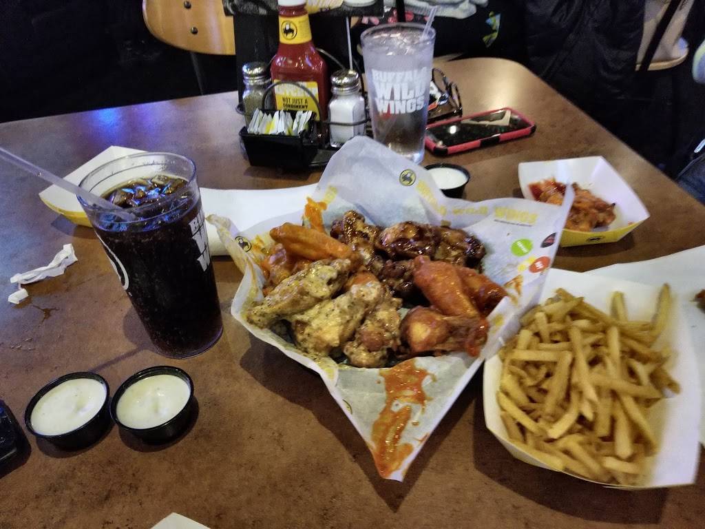 Buffalo Wild Wings | restaurant | 7130 Cermak Rd, Berwyn, IL 60402, USA | 7087492319 OR +1 708-749-2319