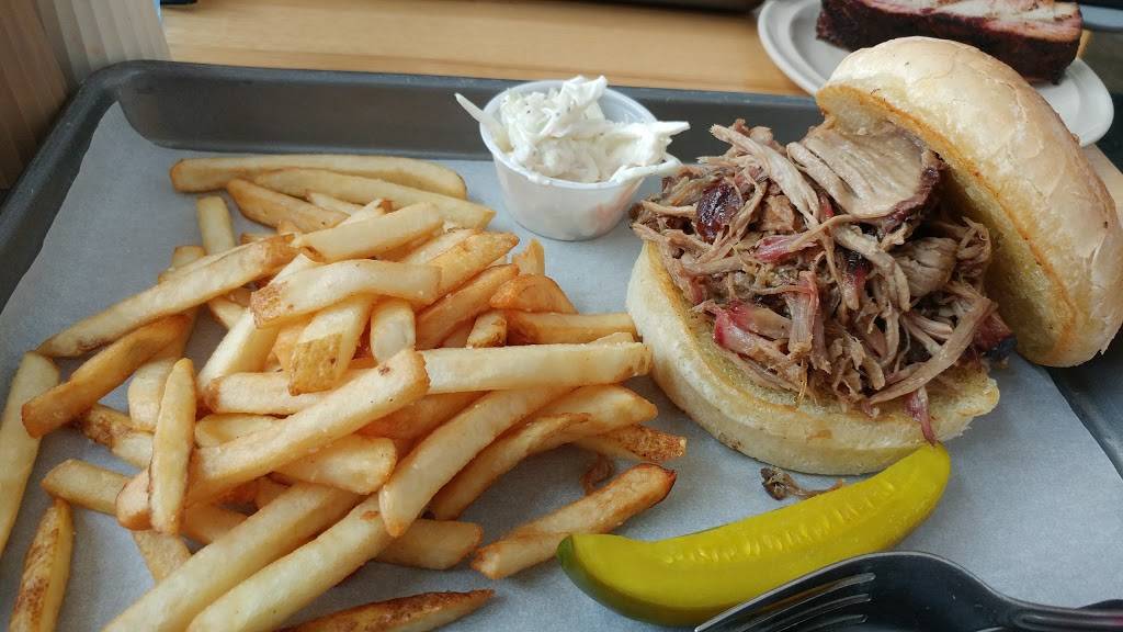 Willies Brew & Que | restaurant | 300 Tingey St SE, Washington, DC 20003, USA | 2026516375 OR +1 202-651-6375