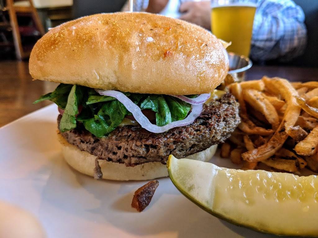 Warrens Ale House | restaurant | 51 Town Square, Wheaton, IL 60189, USA | 6304625126 OR +1 630-462-5126