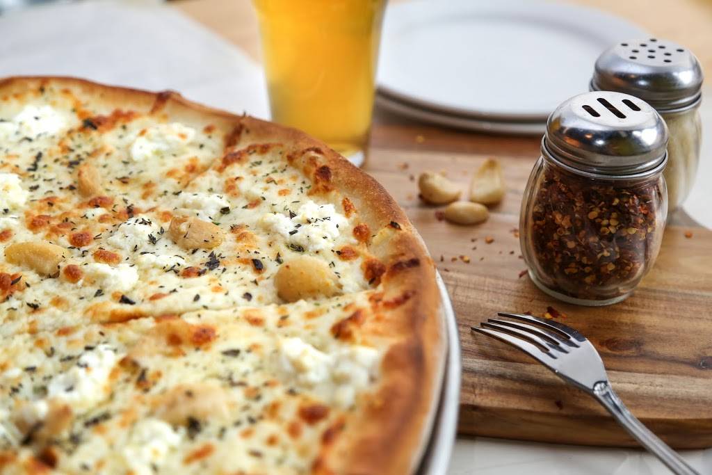 Pies & Pints | restaurant | 13901 Town Center Blvd Suite 100, Noblesville, IN 46060, USA | 3177747437 OR +1 317-774-7437