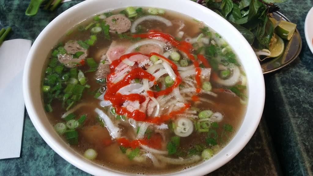 Restaurant Nguyen Phi | restaurant | 6260 Chemin de la Côte-des-Neiges, Montréal, QC H3S 2A3, Canada | 5143441863 OR +1 514-344-1863