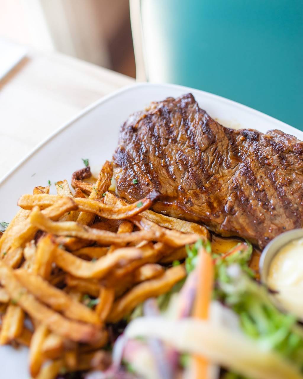 Chez Bouffe Café Bistro | restaurant | 4316 Rue Sainte-Catherine E, Montréal, QC H1V 1X9, Canada | 5142525420 OR +1 514-252-5420