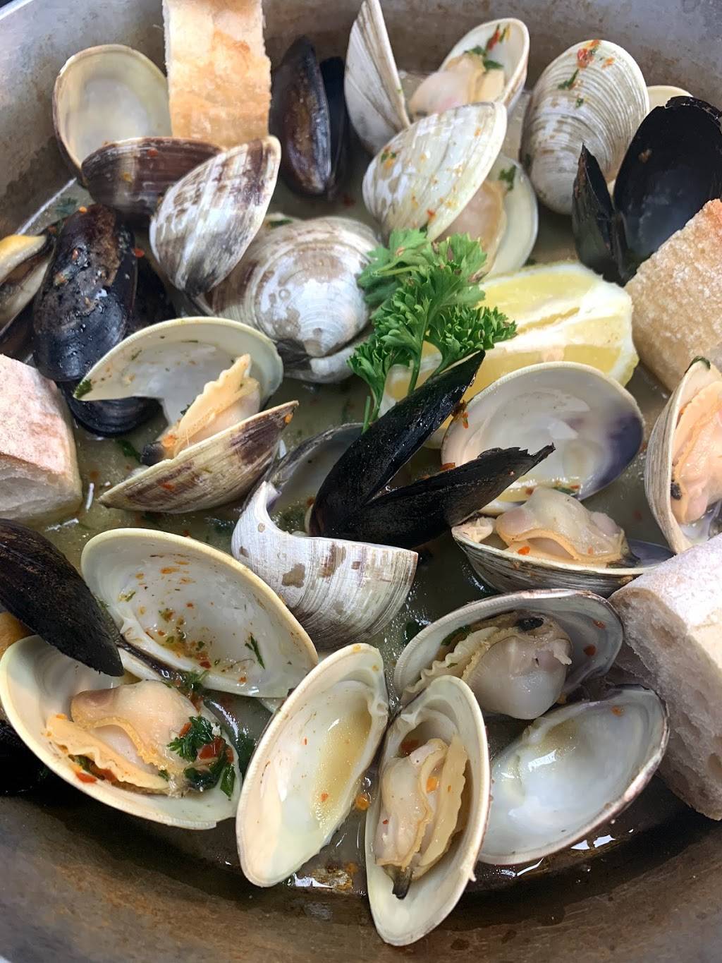 Tavolo | restaurant | 131 N Genesee St, Utica, NY 13502, USA | 3157329356 OR +1 315-732-9356