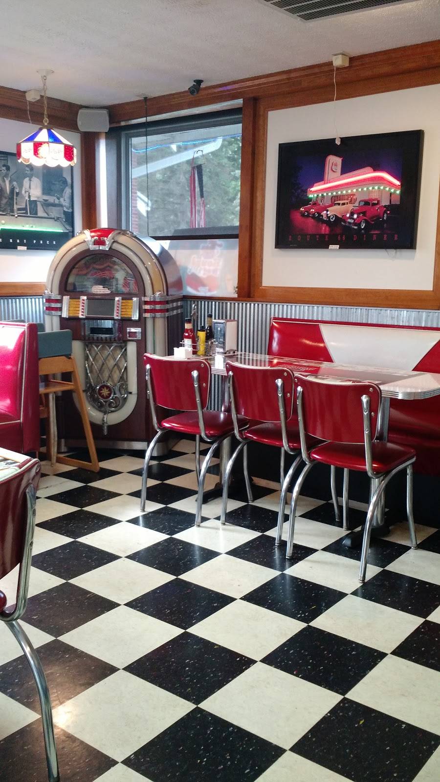 Hound Dog Hop | restaurant | 195 Sandusky St, Plymouth, OH 44865, USA | 4196871224 OR +1 419-687-1224