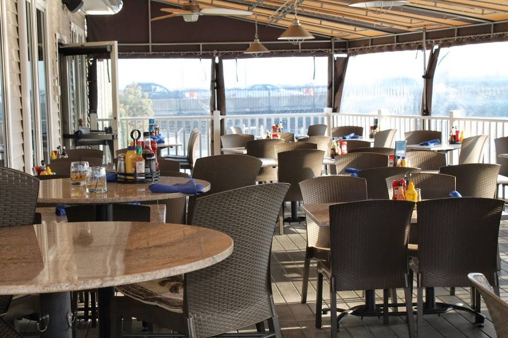 Fathoms Bar & Grille | restaurant | 255 Popes Island, New Bedford, MA 02740, USA | 5089933400 OR +1 508-993-3400