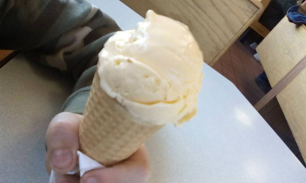 Braums Ice Cream & Burger Restaurant | restaurant | 2205 N Main St, Miami, OK 74354, USA | 9185427744 OR +1 918-542-7744