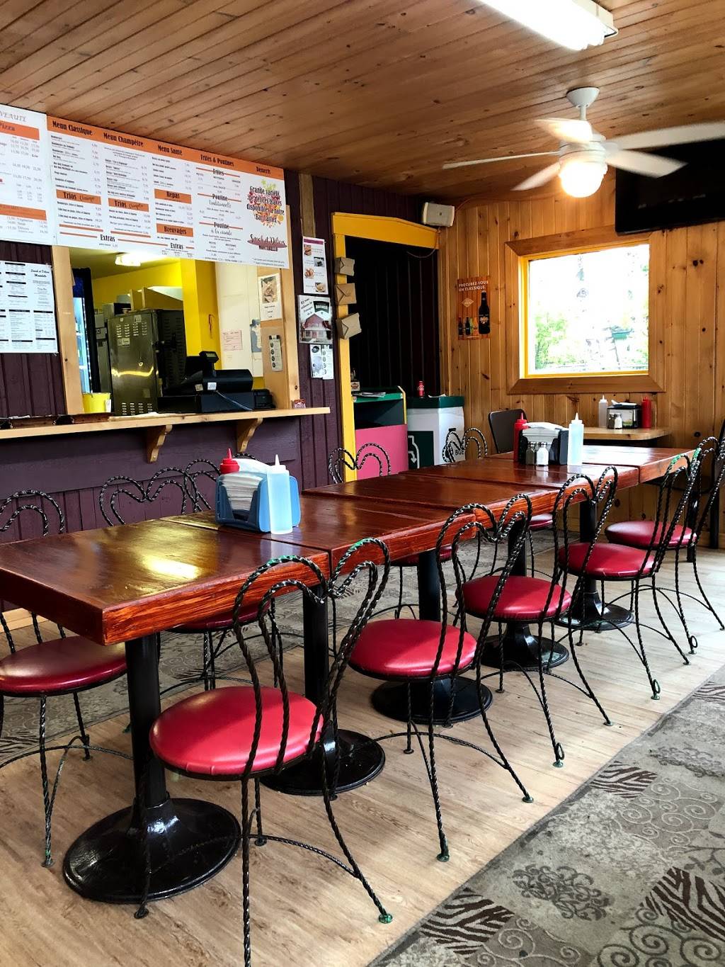 Snack et Délices Montebello | meal takeaway | 497 Rue Notre Dame, Montebello, QC J0V 1L0, Canada | 8193090595 OR +1 819-309-0595