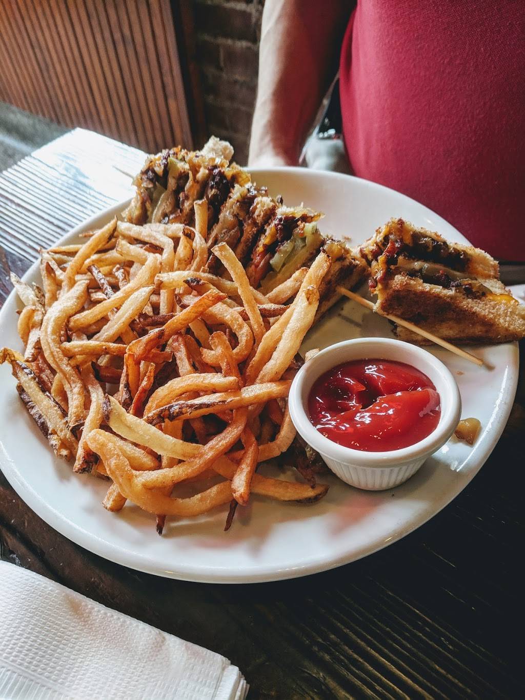 Old Louisville Tavern | restaurant | 1532 S 4th St, Louisville, KY 40208, USA | 5024096281 OR +1 502-409-6281