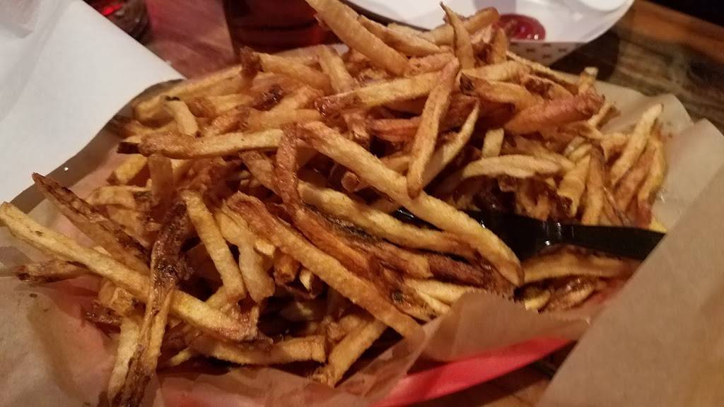 Hole In The Wall Tavern | restaurant | 9821 SW 184th St, Palmetto Bay, FL 33157, USA | 3052333225 OR +1 305-233-3225