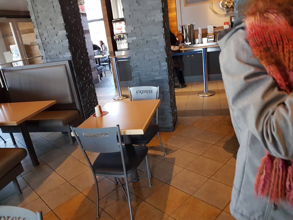 St-Hubert Express | restaurant | 1818 Rue King E, Sherbrooke, QC J1G 5G6, Canada | 8195635111 OR +1 819-563-5111