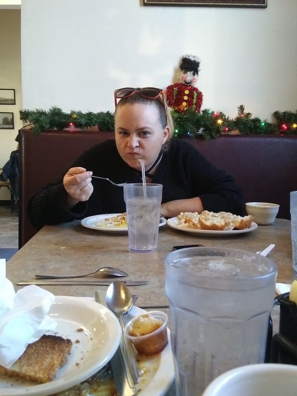 R Js Cafe & Bakery | restaurant | 81 W Putnam Ave, Porterville, CA 93257, USA | 5597840106 OR +1 559-784-0106