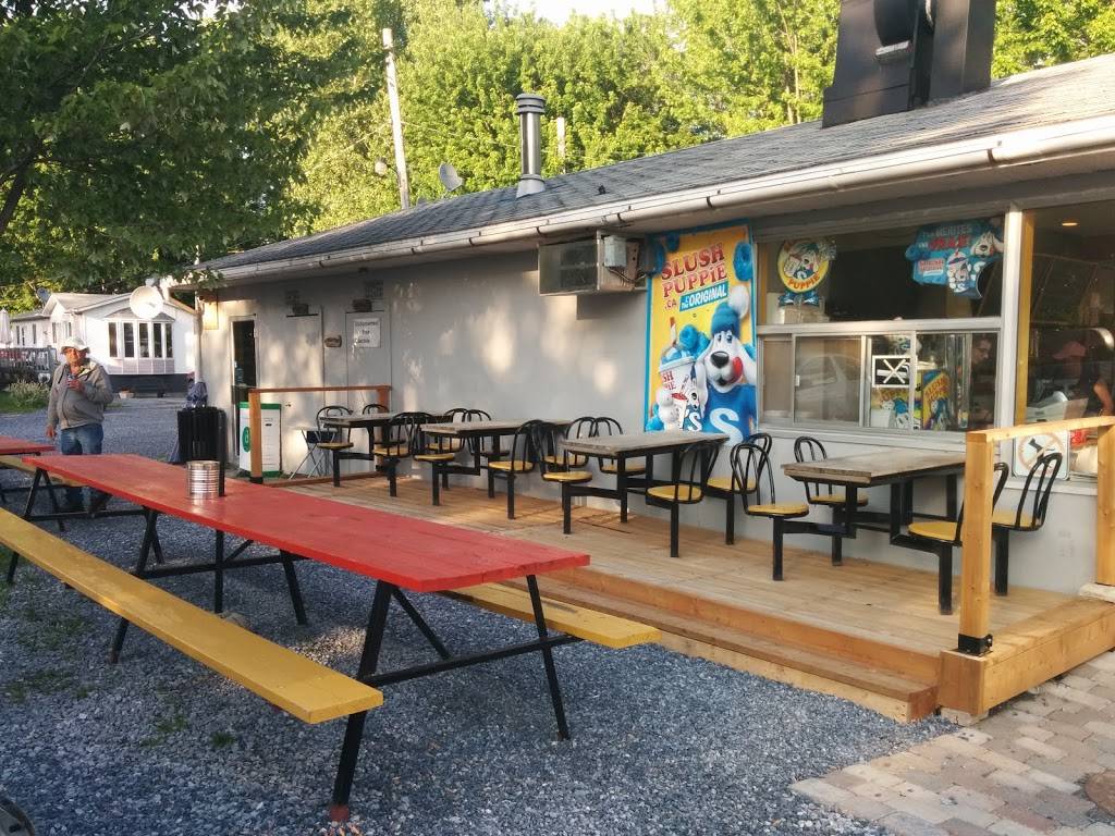 Resto Le Charlot | restaurant | 96 QC-202, Venise-en-Québec, QC J0J 2K0, Canada | 4505555555 OR +1 450-555-5555