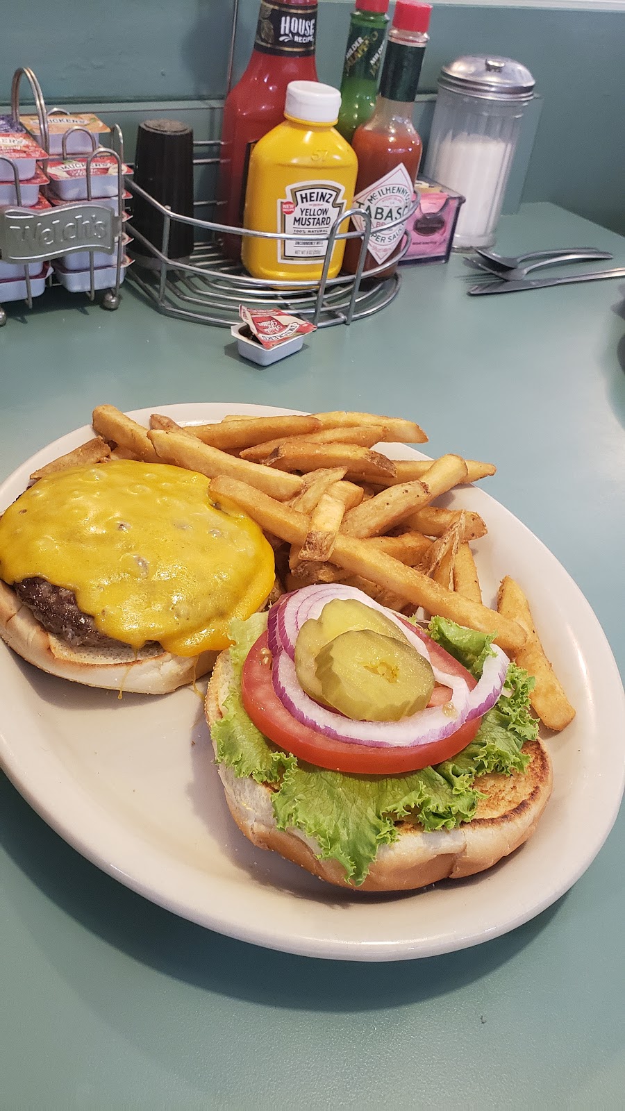 BeeGees Diner | restaurant | 506 E Main St, Rogue River, OR 97537, USA | 5415824147 OR +1 541-582-4147