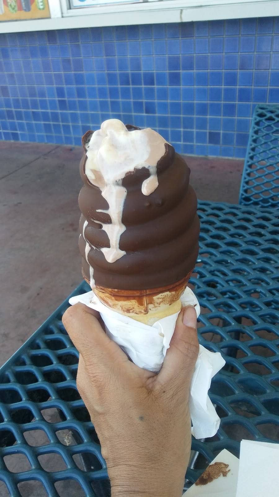 Fosters Freeze | restaurant | 315 N Ham Ln, Lodi, CA 95240, USA | 2093686398 OR +1 209-368-6398