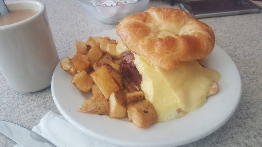 Paulis Bakery & Restaurant | restaurant | 275 E Main St, Tilton, NH 03276, USA | 6032867081 OR +1 603-286-7081