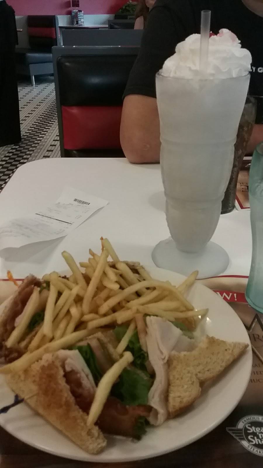 Steak n Shake | restaurant | 11040 Pendleton Pike, Indianapolis, IN 46236, USA | 3178237380 OR +1 317-823-7380