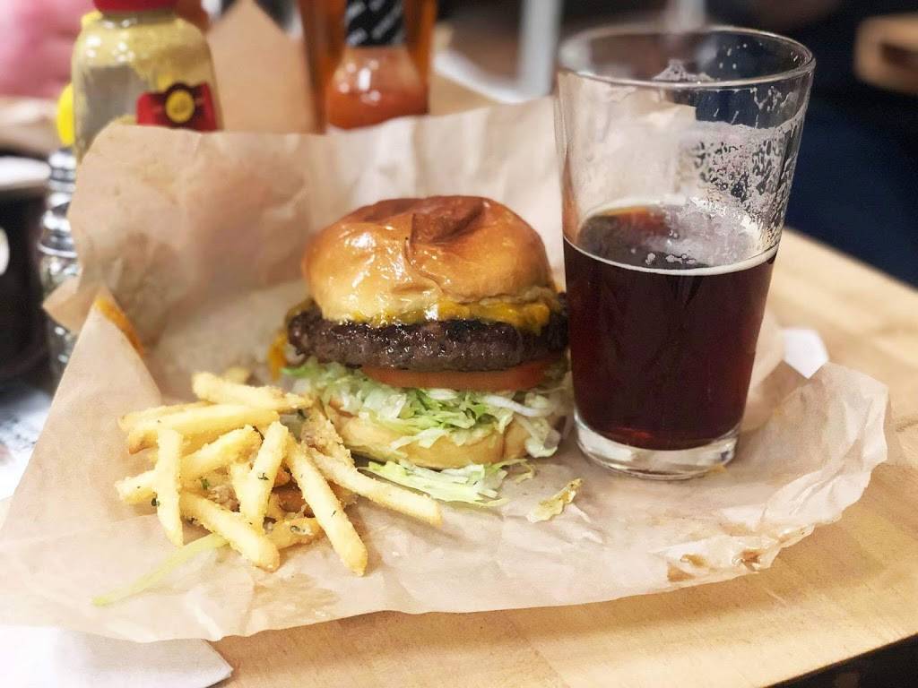 All About The Burgers | restaurant | 1464 Madera Rd E, Simi Valley, CA 93065, USA | 8058649348 OR +1 805-864-9348