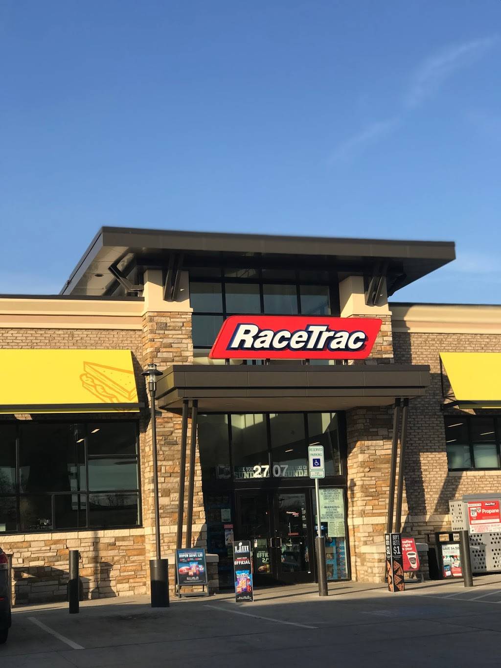 RaceTrac | bakery | 4717, 2707 Royal Ln, Dallas, TX 75229, USA | 9722413196 OR +1 972-241-3196