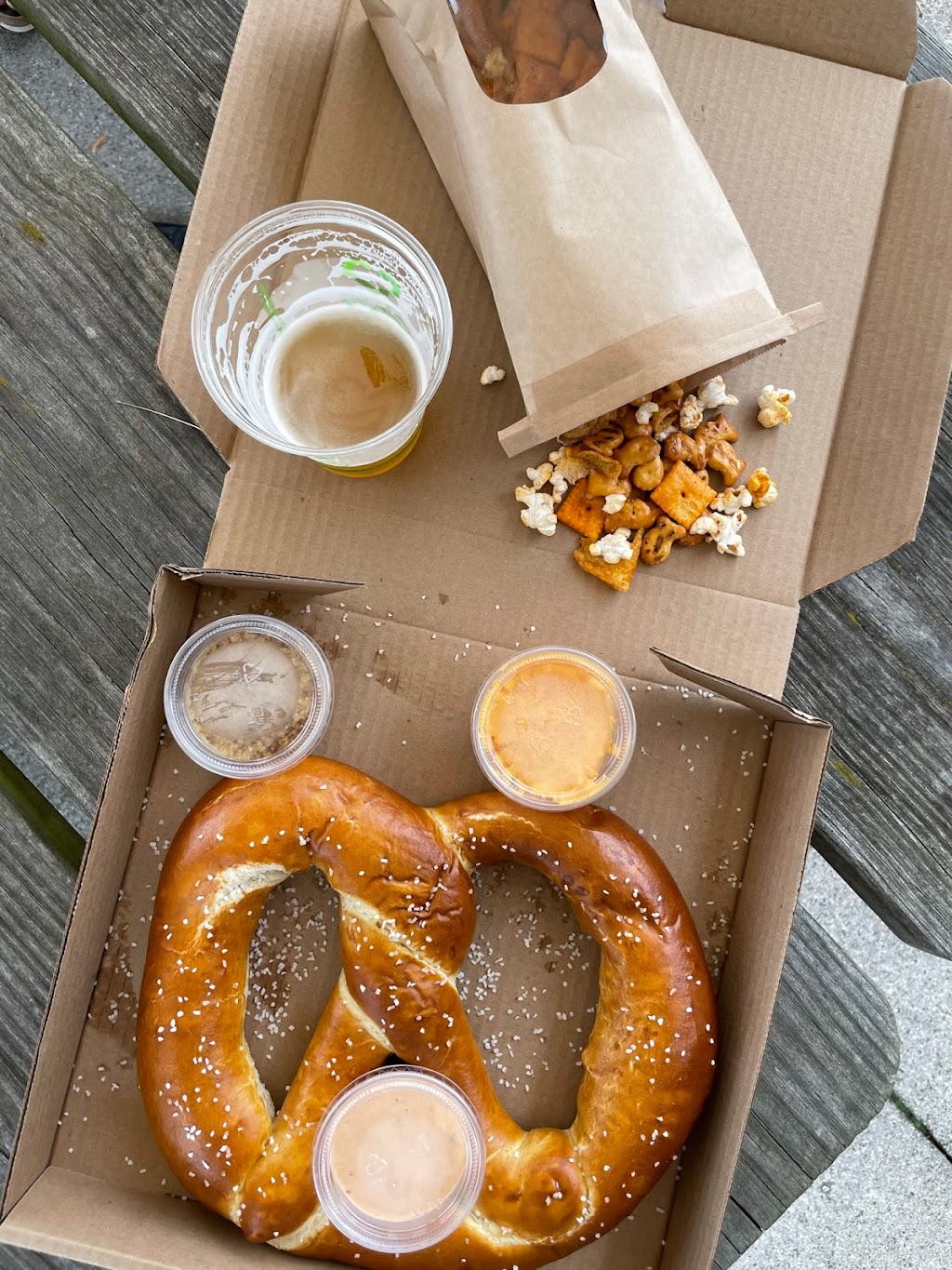 Roundhouse Beer Garden | restaurant | 1750 N Lincoln Memorial Dr, Milwaukee, WI 53202, USA | 4143954909 OR +1 414-395-4909