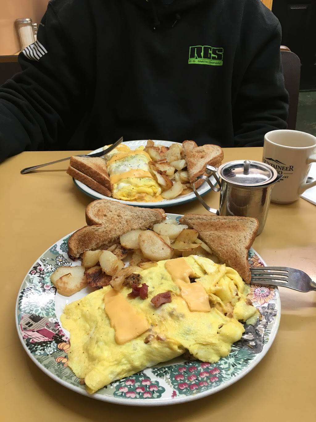 Cissys Diner | restaurant | 465 W Park Ave, Barberton, OH 44203, USA | 3303440531 OR +1 330-344-0531